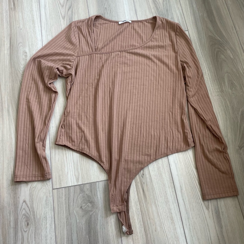 Amazon Womens Tan Ribbed Asymmetrical Neck Long Sleeve Bodysuit‎ Size XL